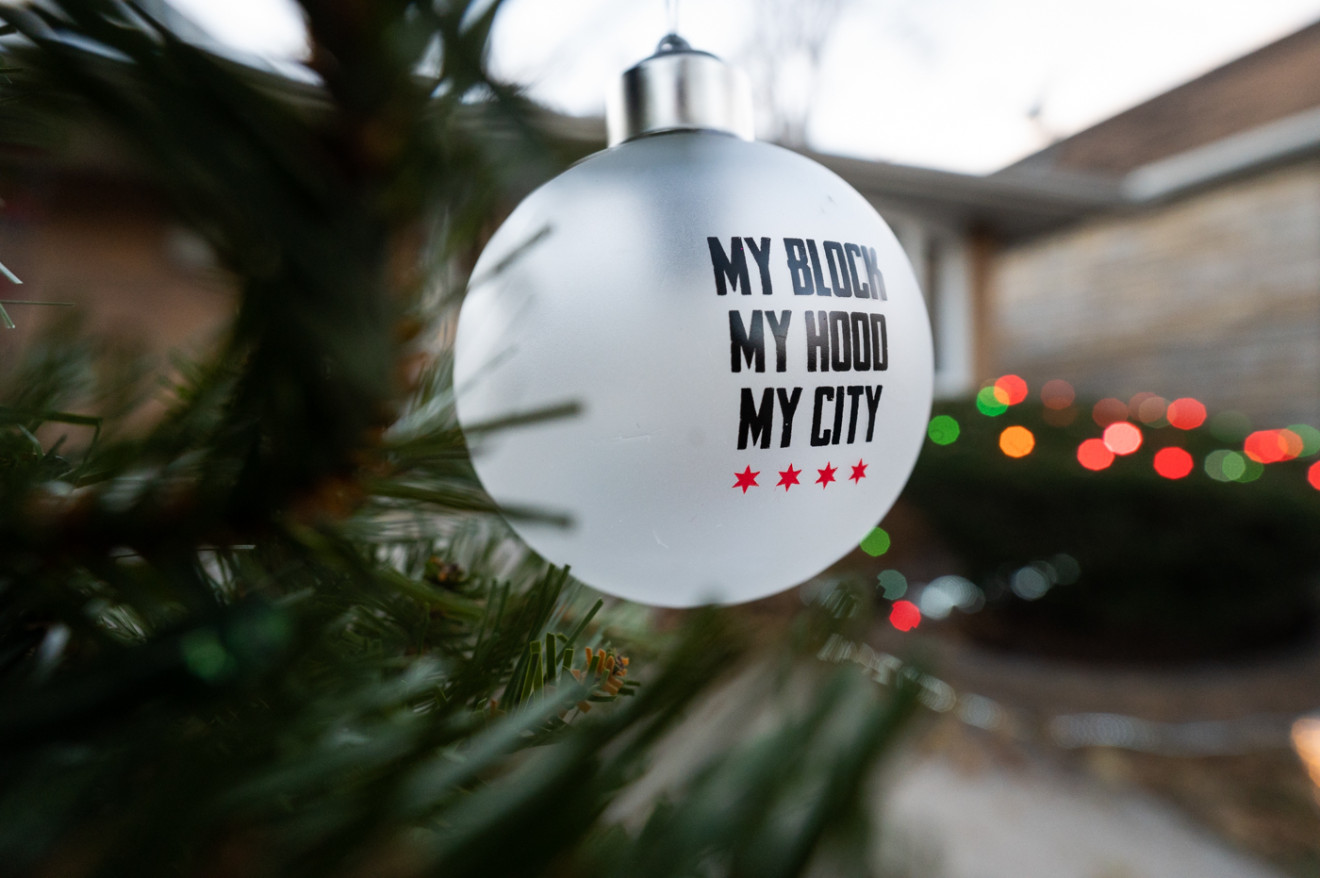 On Chicago's South Side, volunteers decorate homes for the holidays, aim to  help others, build community - Chicago Sun-Times